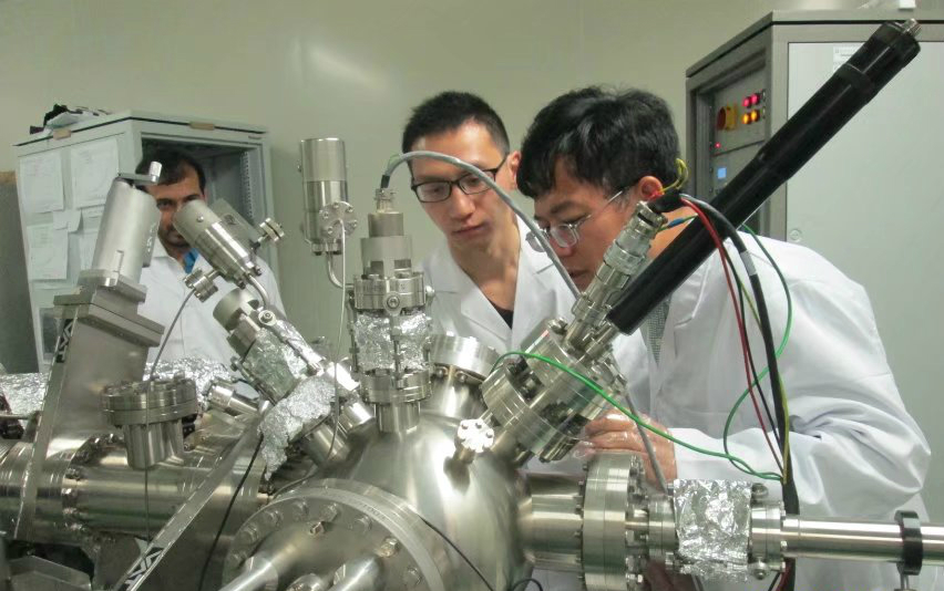 指导学生实验的王志明.jpg 指导学生实验的王志明.jpg