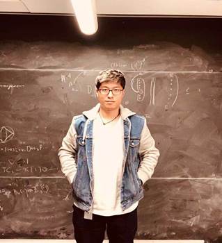 图片包含 人员, 站立, 建筑物, 男士描述已自动生成